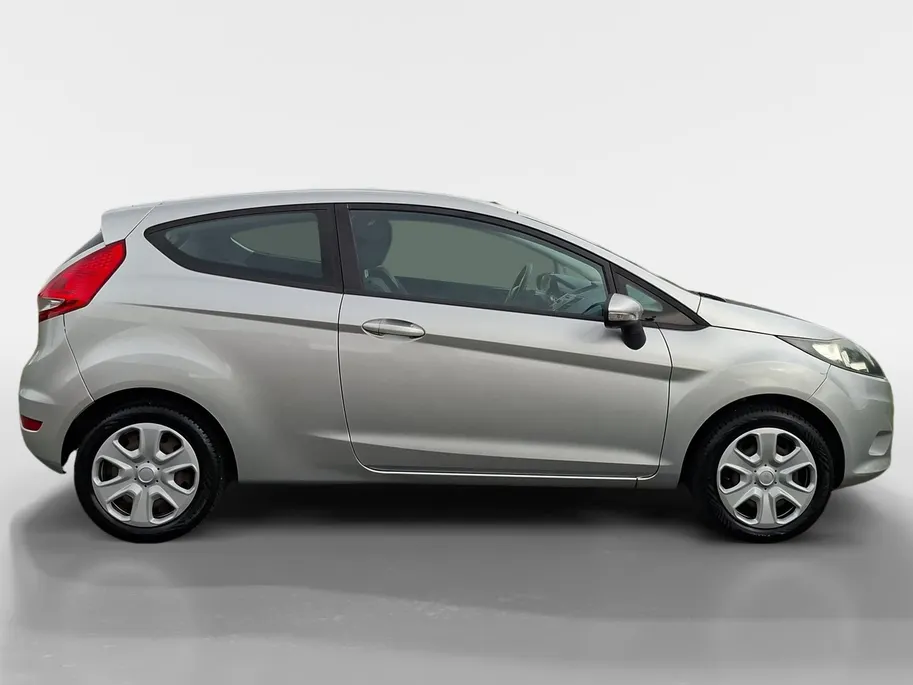 Ford Fiesta 1.25 Limited | Nieuwe Distributieriem bij aflevering | Trekhaak | All weather banden | Radio | Dealer onderhouden | Nieuwe APK | 12maanden BOVAG Garantie |