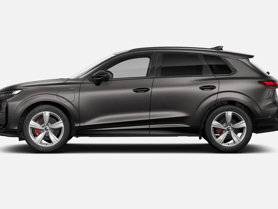 Audi Q3 1.5 200kW e-hybrid S edition 272 PK · Tech pro · Trekhaak elek. wegklapbaar · Glazen panoramadak