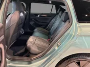 Volkswagen Passat Variant R-Line Edition 1.5 eHybrid 204 PK 6 DSG · Draadloze telefoonlader · Achteruitrijcamera · Sfeerverlichting · Black Style Pakket · Trekhaak inklapbaar, met elektrische ontgrendeling, incl. aanhangwagenmanoeuvreerhulp 'Trailer Assist' ·