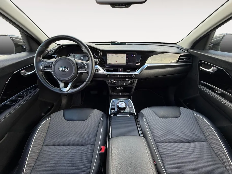 Kia e-Niro DynamicPlusLine 64 kWh | *1E EIGENAAR | FABRIEKSGARANTIE | SCHUIF- KANTELDAK | APPLE CARPLAY/ ANDROID AUTO | NAVI | CAMERA | STUUR/ STOELVERWARMING | STOF/ LEDER | ETC…