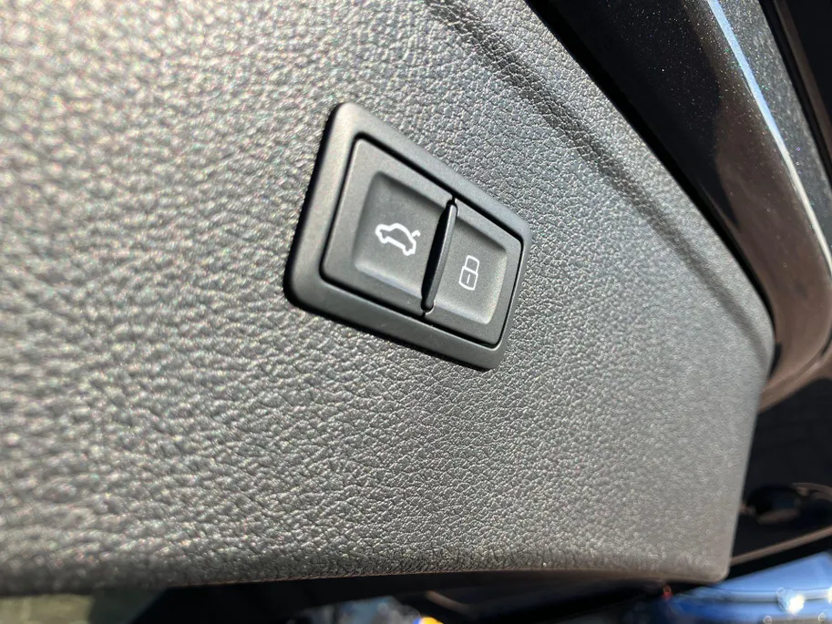 Audi Q5 50TFSIe 299PK S line · Panoramadak · Trekhaak · Camera + parkeersensoren · Apple/Android Car Play · Stoelverwarming ·