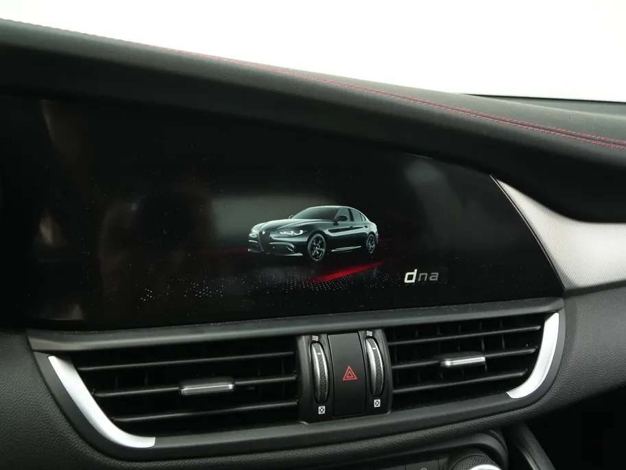 Alfa Romeo Giulia 2.0 Turbo 280 PK Competizione Q4 AWD | Harman | Veloce | 19' VERKOCHT
