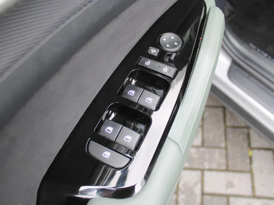 Kia Sportage 1.6 T-GDi Hybrid Dark Edition | Stuur-/stoelverwarming v+a | Camera | Elek. stoelverstelling | 18' LM | Cruise adapt. | Navi | Clima | Half leer/suède |