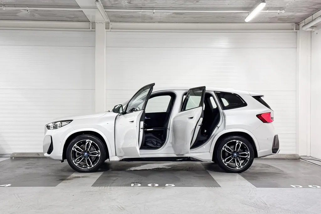 BMW iX1 xDrive30 Launch Edition