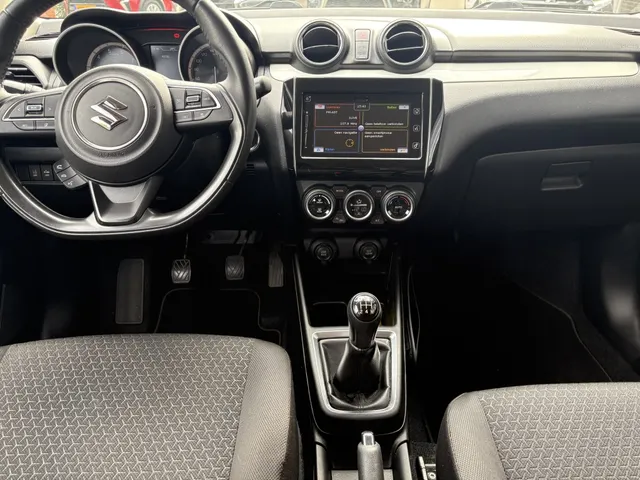 Suzuki Swift 1.0 Stijl Smart Hybrid | Trekhaak | All Seasons