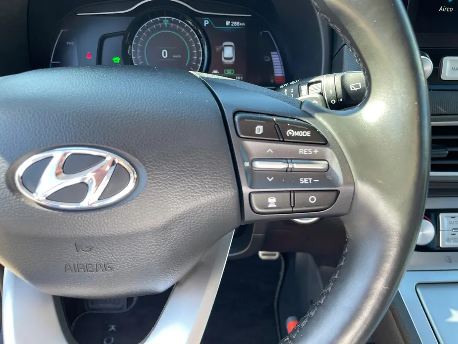 Hyundai Kona EV Premium 64 kWh | LAGE KM STAND! | Leder | Stoel- stuurverwarming | Navi