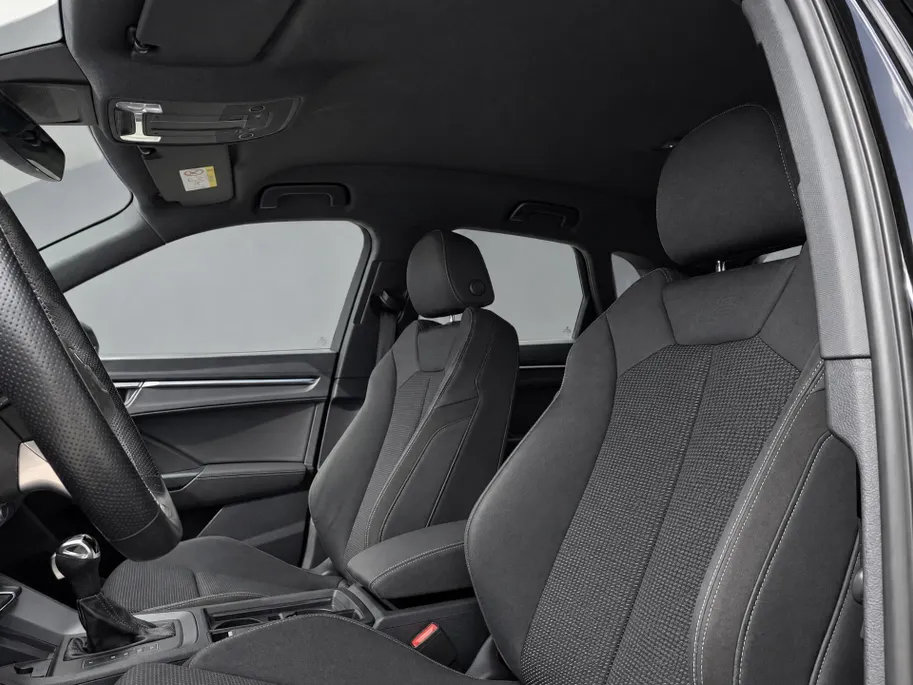 Audi Q3 45 TFSIe 245pk S edition · Camera · Apple/Android Car Play · Stoelverwarming ·  Navigatie · Elek. Achterklep · Keyless · 19'' Inch ·