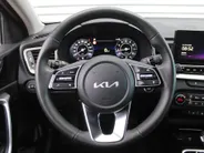 Kia Ceed Sportswagon 1.5 T-GDi DynamicPlusLine | Stoel- & stuurverwarming | Camera | Clima | Cruise adapt. | LED | Navi | Elek. achterklep | 16' LM |