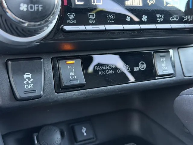 Toyota RAV4 2.5 Hybrid Bi-Tone | Stoel & stuurverwarming | Leder