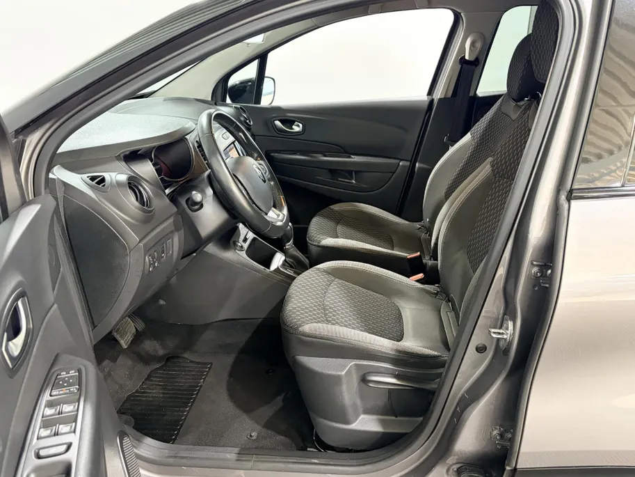 Renault Captur 120PK TCe Intens Automaat | Trekhaak | Navi | LM Velgen Hoogglans Zwart | Camera | Parkeersensoren | Full LED | Climate Control | Cruise Control | Keyless Entry | Elektrische Ramen & Spiegels | Licht & Regen Sensor |