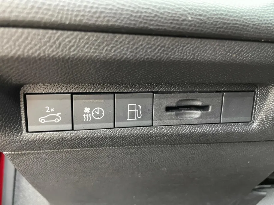 Peugeot 408 1.6 HYbrid GT 225 EAT8 First Edition *Navi*360Camera*Schuif/kanteldak*Trekhaak*Focal Audio*Adapt. Cruise Control* Memory stoel*Elekt. achterklep*Zeer nette auto!