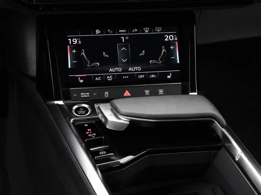 Audi e-tron 55 quattro 95 kWh 408pk S Edition · SOH 96,8% · Camera · Luchtvering · Afneembare Trekhaak · Head-Up Display · Elek. Achterklep · Stoelverwarming · 20'Velgen ·