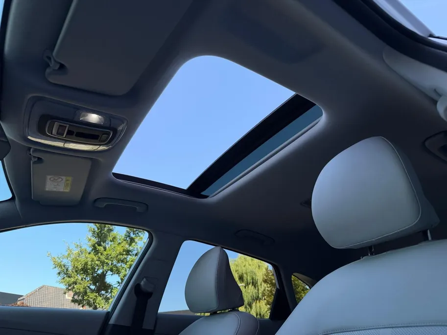 Hyundai Kona 1.6 GDI HEV Premium Sky | Schuif-/ kanteldak | Navigatie | Stoelverwarming & verkoeling | 360 camera | Apple Carplay/ Android auto | DEALER AUTO
