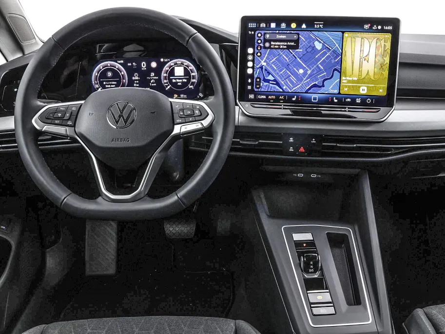 Volkswagen Golf variant Life Edition 1.5 eTSI 116 pk 7 versn. DSG · Achteruitrijcamera · draadloze telefoonlader · Trekhaak inklapbaar, met elektrische ontgrendeling ·