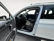 Volkswagen Tiguan 2.0 TSI 4Motion Highline | PAN. DAK | ELEKTR. TREKHAAK | STOELVERWARMING | NL-AUTO | DEALERONDERHOUDEN | ETC..