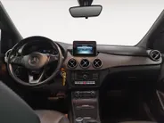 Mercedes-Benz B-Klasse 180 Ambition AUTOMAAT NAVI TREKHAAK LM VELGEN SCHUIFKANTELDAK HOGE INSTAP CRUISE CONTROLE PARKEERSENSOREN XENON VERLICHTING ZEER MOOIE AUTO