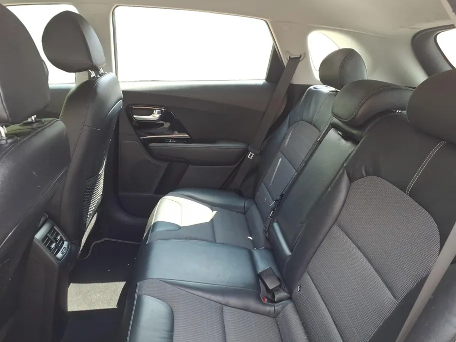 Kia Niro 1.6 GDi Hybrid First Edition achteruitrijcamera , navigatiesysteem full map , electronic climate controle , cruise , parkeersensor , lm velgen zwart .