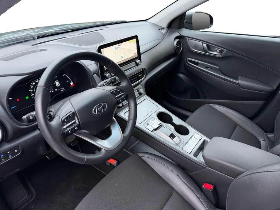Hyundai Kona EV Fashion 64 kWh | Zeer nette auto | 100 % SOH | Stoelverwarming | Navigatie | Apple CarPlay & Android Auto | Achteruitrijcamera | Dealer onderhouden |