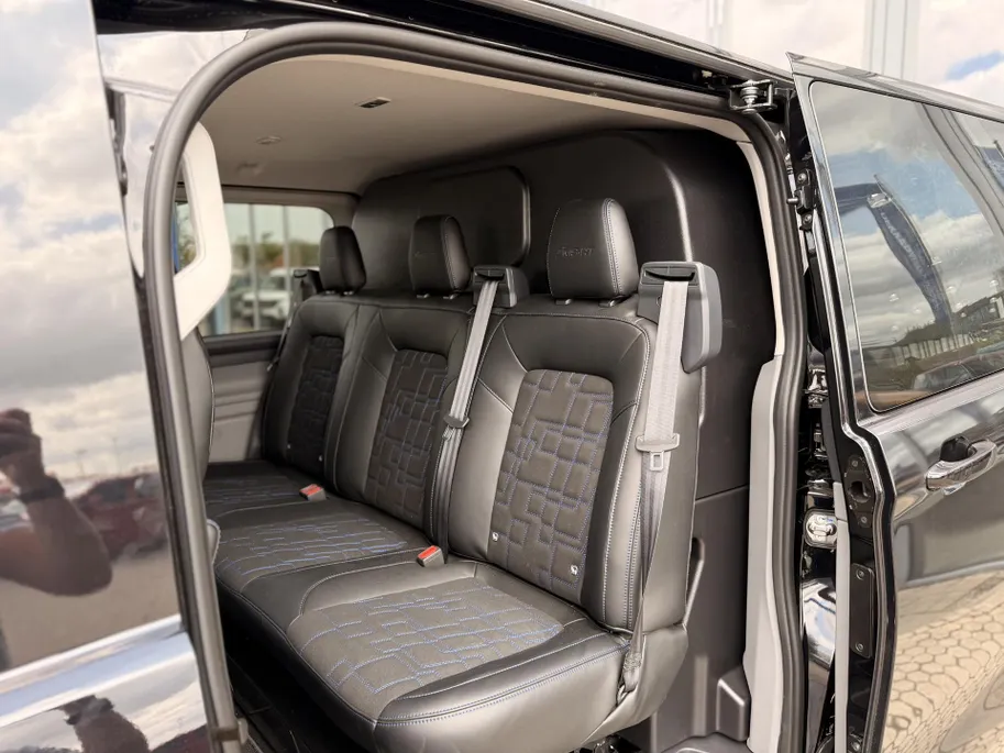 Ford E-Transit Custom L2H1 MS-RT 71 kWh 286 PK Dubbele Cabine UIT VOORRAAD I INKLAPBARE TREKHAAK I DRIVER ASSIST PACK ULTIMATE I DUBBELE ZIJSCHUIFDEUREN I FULL LED-KOPLAMPEN I APPLE CARPLAY / ANDROID AUTO I