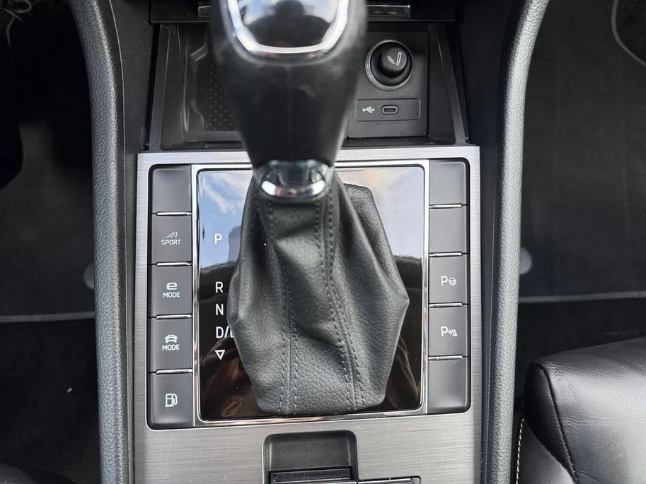 Škoda Superb Combi 1.4 TSI iV Business Edition Plus *Automaat*Navi+Camera*Parkeersensoren*Elekt. Stoelen*Lederen bekleding*Winter Pack*VOL OPTIES!