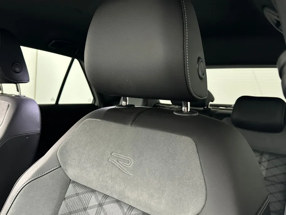 Volkswagen T-Roc 1.5 TSI R-Line DSG Automaat | IQ Light | Elektrische Achterklep | Winterpakket