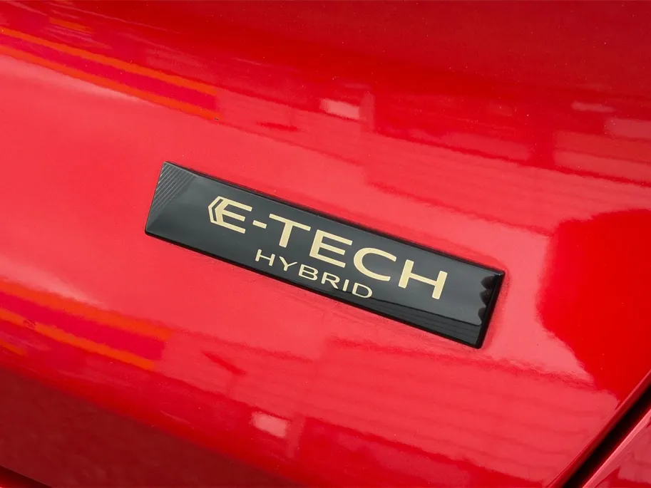 Renault Captur 1.6 E-Tech Hybrid 145 Intens Apple Carplay/Android Auto , electronic climate controle , Camera , cruise , tel , lm velgen , parkeersensoren , navi groot scherm .