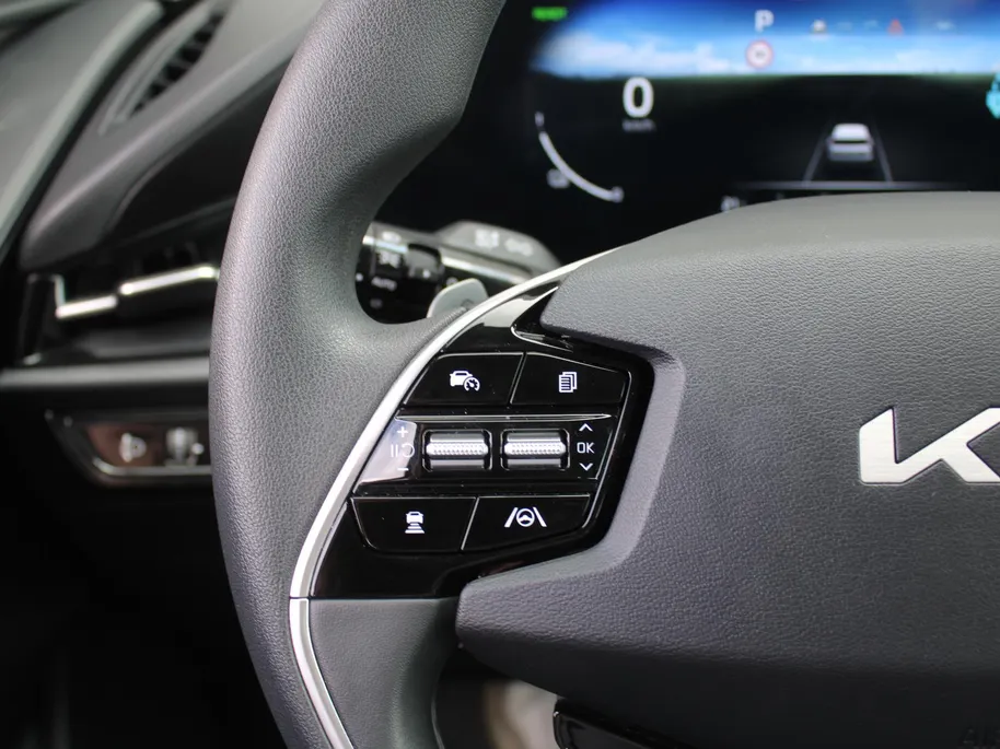 Kia Niro EV Light Edition 64.8 kWh | Camera | Cruise adapt. | Clima | 17' LM | Navi | Keyless | All season banden | 17% bijtelling |