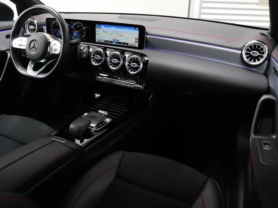 Mercedes-Benz CLA 200 Business Solution AMG l Keyless l Achteruitrij camera l Ambiente lichtpakket