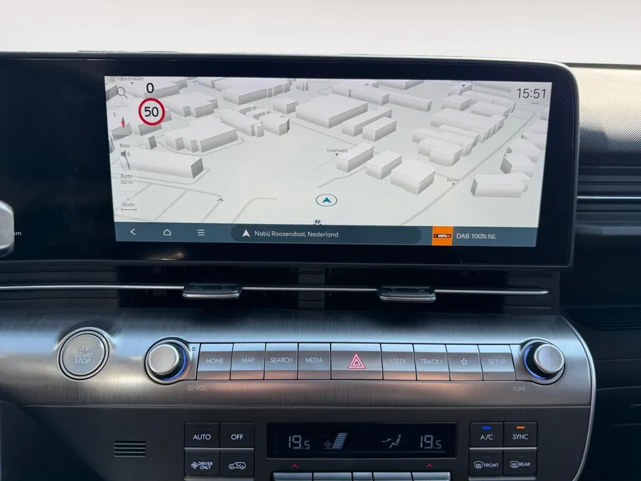 Hyundai Kona Electric Comfort Smart 64.8 kWh | TWO TONE | APPLE CARPLAY / ANDROID AUTO | SNELLADEN | PARKEERHULP | incl fabrieksgarantie!