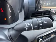 Toyota Yaris 1.5 Hybrid 115 Comfort *NIEUW*Automaat*Navi via Carplay*Camera*Climate Control*Adapt. Cruise Control*LM.Velgen*NIEUWE AUTO!