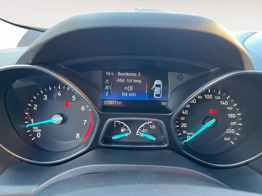 Ford Kuga 1.5 EcoBoost Titanium nette dealer auto | Wegklapbare trekhaak| Navigatie| elec achterklep| Parkeersensoren| 4 seizoen banden| Stuur verwarming| Stoel verwarming| Vooruit verwarming| Climate Control |
