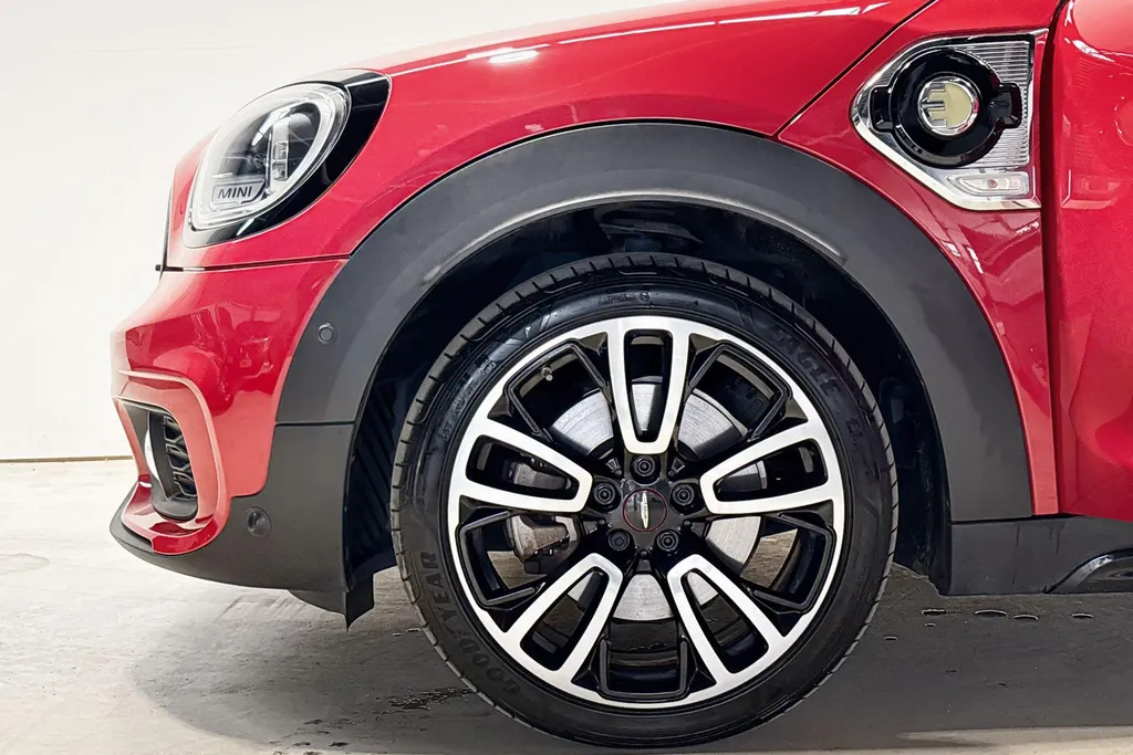 MINI Countryman Cooper SE ALL4 John Cooper Works Essence Pack