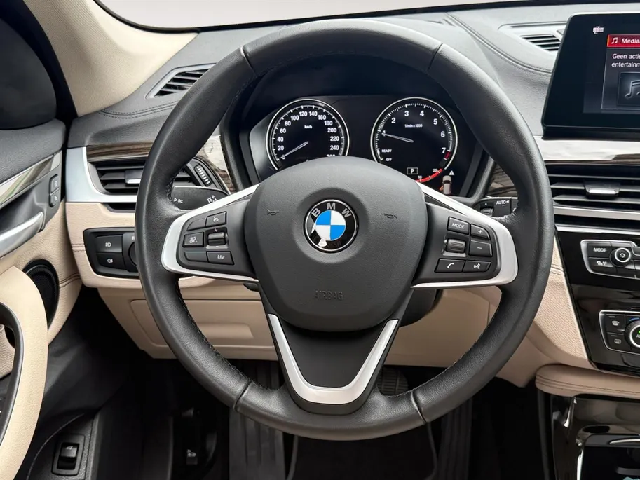 BMW X1 sDrive18i Business Edition Plus | Trekhaak | Leder | Navi | Stoelverwarming | Head-Up Display | Ambient Lighting | NL AUTO | Cruise Control | Climate Control | 12 maanden Bovag garantie |