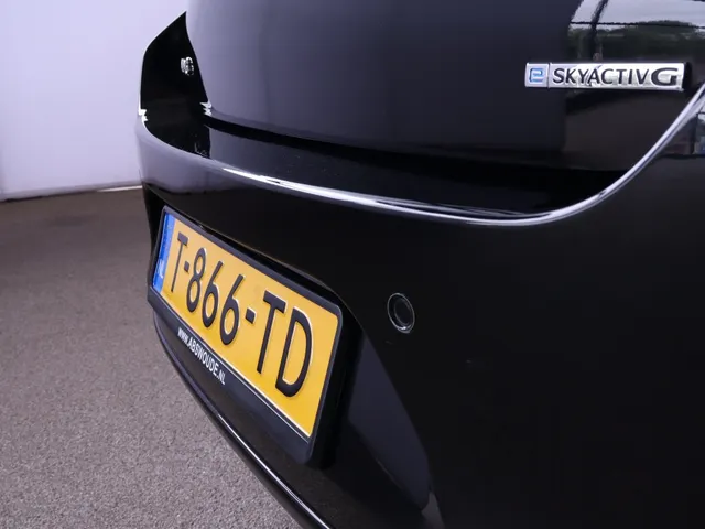 Mazda 3 2.0 e-SA-G Exclusive-line | Head-Up display | Camera