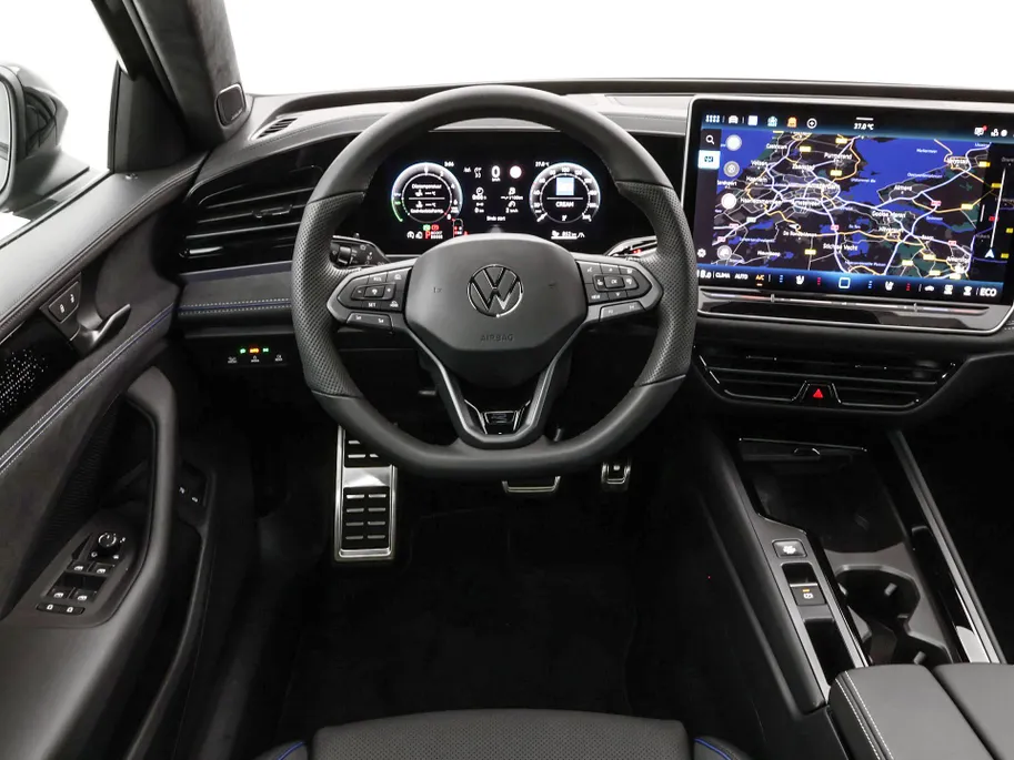 Volkswagen Passat Variant R-Line Edition 1.5 eHybrid 272 PK versn. DSG · Assistance Pakket Plus · Black Style Pakket Plus · Multimedia Pakket Plus · Trekhaak inklapbaar, met elektrische ontgrendeling, incl. Trailer Assist ·