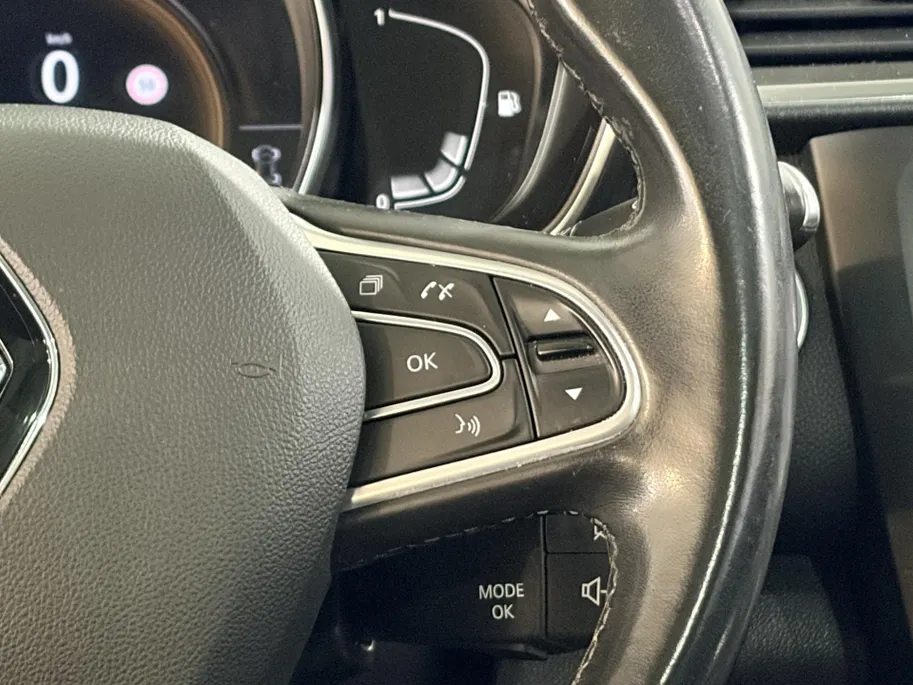 Renault Kadjar 140PK TCe Intens Automaat | Trekhaak (1500 KG) | Panoramadak | 19' Lichtmetalen Velgen | Stoelverwarming | Navi | Camera | Climate Control | Adaptieve Cruise Control | Leder |
