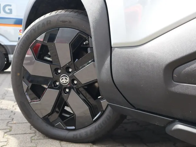 Toyota Urban Cruiser Executive 61 kWh | Panoramdak | 360 Camera | Stuur/Stoel Verwarming |