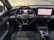 Volkswagen Tiguan 1.5 eTSI R-Line Business | Elektrisch wegklapbare trekhaak | Stoelmassage | Elektrisch bedienbare achterklep | Achteruitrijcamera | Parkeersensoren voor- en achter | Navi | Adaptive cruise control | Sportstoelen