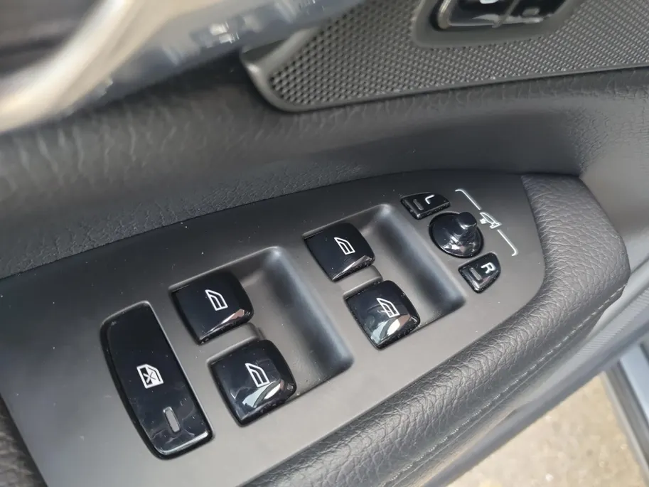 Volvo V90 2.0 T4 Momentum | Stoel en stuurverwarming | Elektrisch bedienbare voorstoelen | Camera | Lederen bekleding | Navigatie | Parkeersensoren voor en achter | Elektrische achterklep |