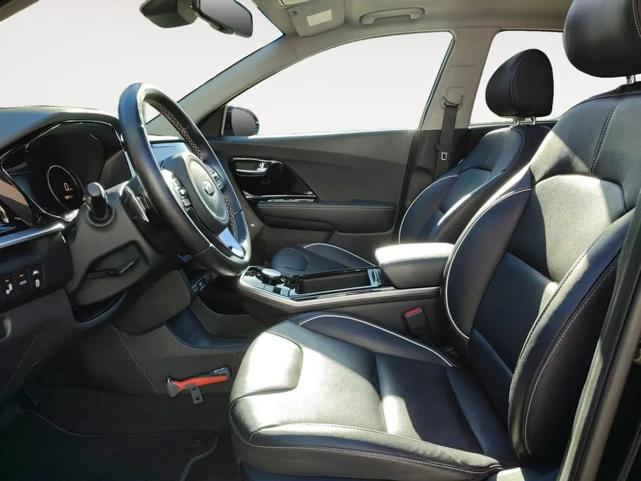 Kia e-Niro DynamicPlusLine 64 kWh | Warmtepomp! | Apple Carplay / Android Auto | Navigatiesyteem | Elektrisch Verstelbare Voorstoelen | Bestuurdersstoel + Geheugen | Stoelverwarming + Stoelkoeling | Stuurverwarming | Elektrisch Schuif / Kanteldak | Licht + Regensens
