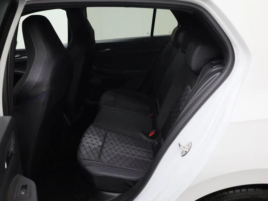 Volkswagen Golf 1.5eTSI/150PK R-Line Black Style DSG · Navigatie · Camera + Parkeersensoren · Apple/Android Car Play · Garantie t/m 18-11-2026  · EXTRA INRUILKORTING ·