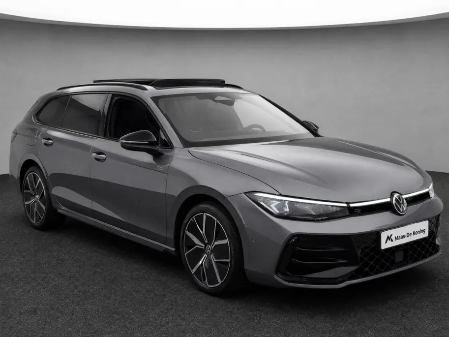 Volkswagen Passat Variant 1.5eHybrid 200kW/272PK R-Line Black Style · Panoramadak · Leder · Trekhaak · 360°Camera · Garantie t/m 24-08-2030 of 100000km.