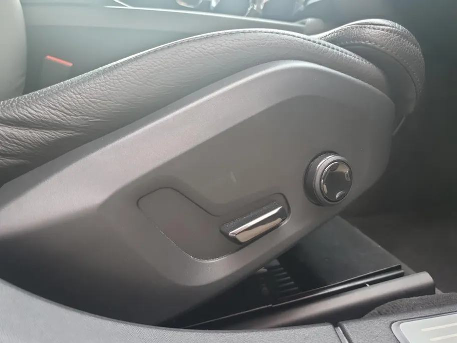 Volvo V90 2.0 T4 Momentum | Stoel en stuurverwarming | Elektrisch bedienbare voorstoelen | Camera | Lederen bekleding | Navigatie | Parkeersensoren voor en achter | Elektrische achterklep |