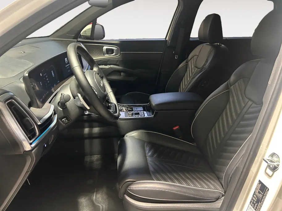 Kia Sorento 1.6 T-GDi Plug-in Hybrid 4WD ExecutiveLine 7p Apple Carplay / Android Auto | Navigatiesysteem | Elektrisch Verstelbare Voorstoelen | Bestuurdersstoel Met Geheugen | Stoelkoeling + Stoelverwarming | Stuurverwarming | Elektrisch Bedienbare Achterklep | Elek