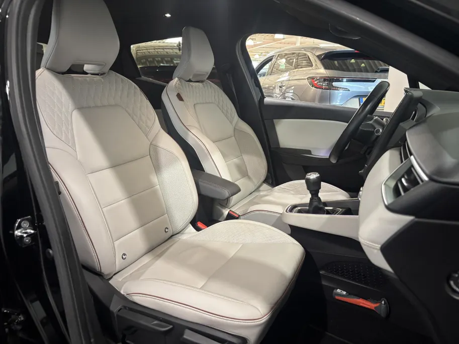 Renault Clio 100PK TCe Initiale Paris | 1e eigenaar | Bose Audio | Wit Leder | Armsteun | Climate Control | Camera | Apple CarPlay/Android Auto | Cruise Control | Lichtemetalen Velgen | Licht & Regen Sensor |