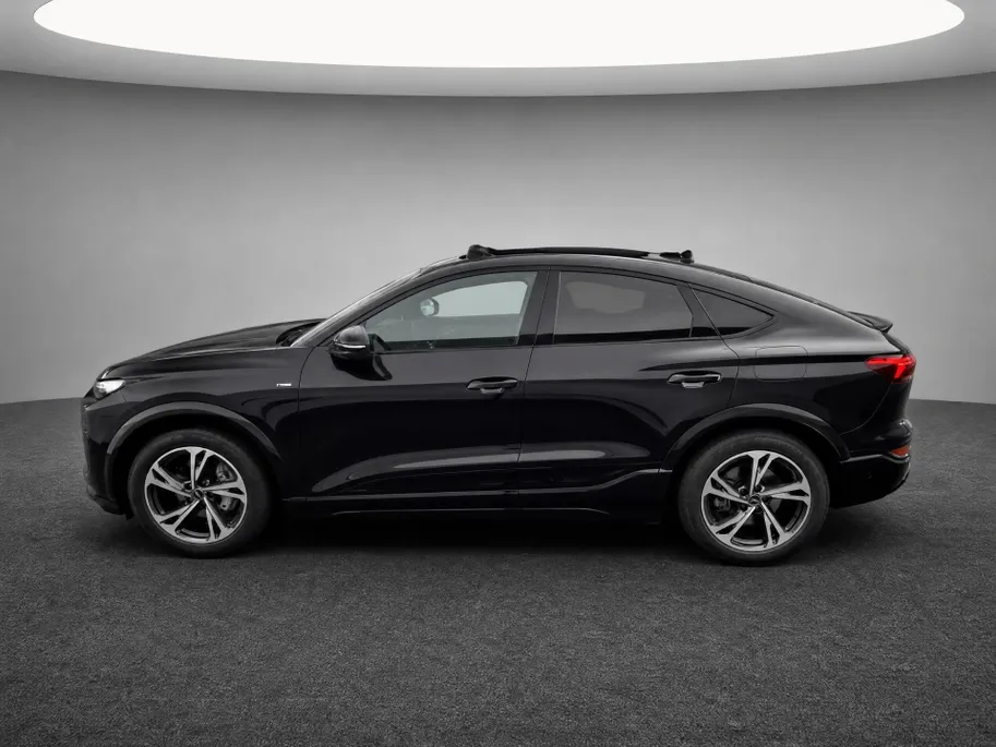 Audi Q6 e-tron S edition Quattro 100 kWh 387pk · SOH 97,1% · Panoramadak · 360 Camera · Wegklapbare Trekhaak · Elek. Voorstoelen · Kuipsport stoel · 20'' Inch · Garantie t/m 23-04-2030 of 100.000km