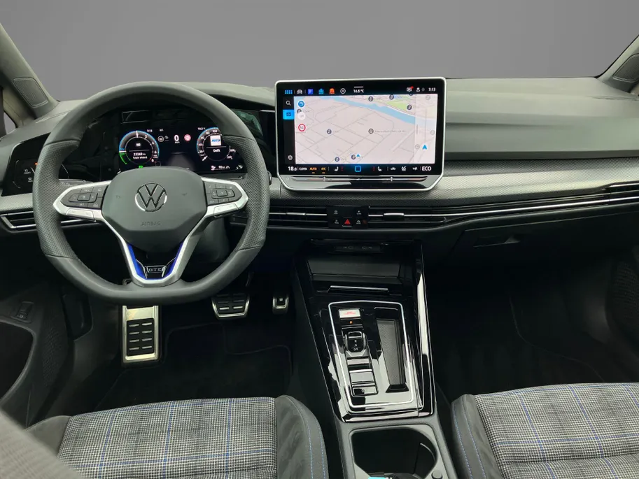 Volkswagen Golf 1.5eHybrid 200kW/272PK GTE Black Style · Panoramadak · Trekhaak · Camera ·  Apple/Android Car Play · Garantie t/m 10-09-2030 of 10000km.