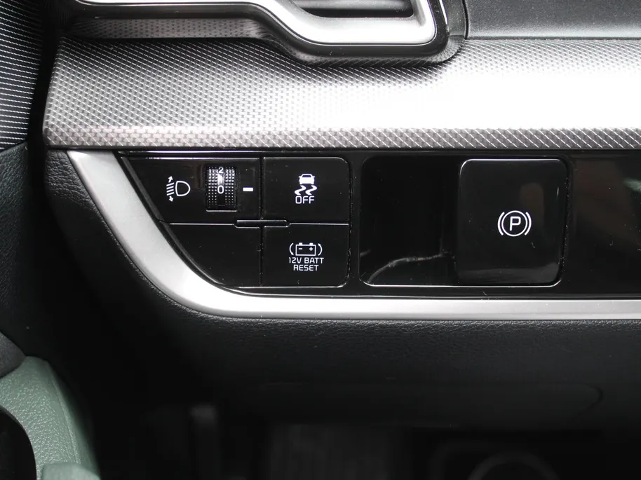 Kia Sportage 1.6 T-GDi Hybrid Dark Edition | Stuur-/stoelverwarming v+a | Camera | Elek. stoelverstelling | 18' LM | Cruise adapt. | Navi | Clima | Half leer/suède |