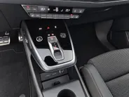 Audi Q4 e-tron 45 quattro 286pk S Edition 82 kWh · Trekhaak · 21'' Velgen · Apple/Android Car Play · Camera · Stoelverwarming ·