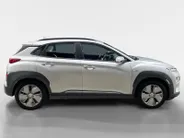 Hyundai Kona EV Comfort 64 kWh 204PK | Warmtepomp | 100% SOH | Adaptive cruise control | Apple Carplay & Android Auto | Achteruitrijcamera | Parkeersensoren achter | Keyless entry | DAB radio |